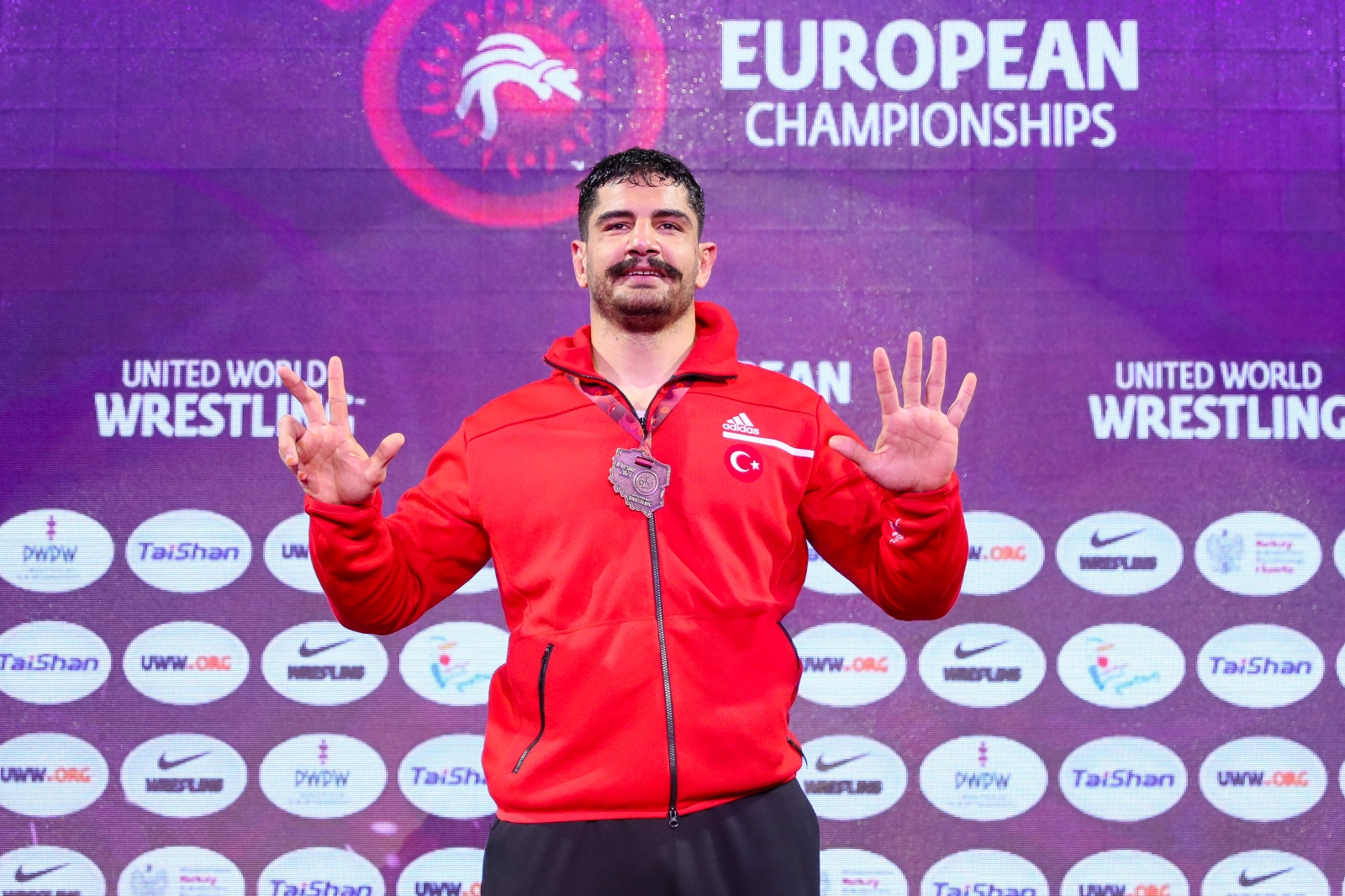 Taha Akgül, Avrupa güreş tarihine geçti