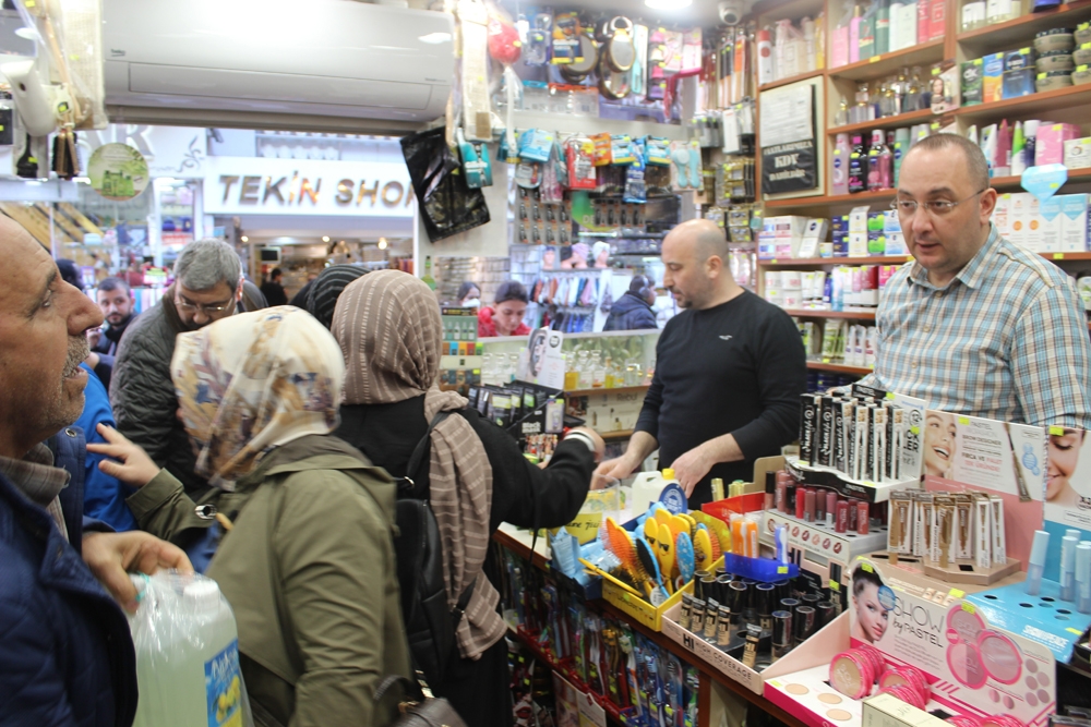 Tahtakale’de korona virüs nedeniyle kolonya satışları patladı