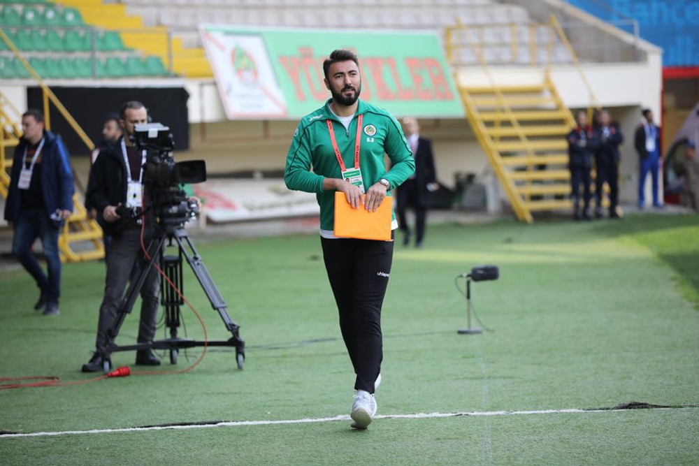 Takımının başarısına 4 dilde katkı oluyor