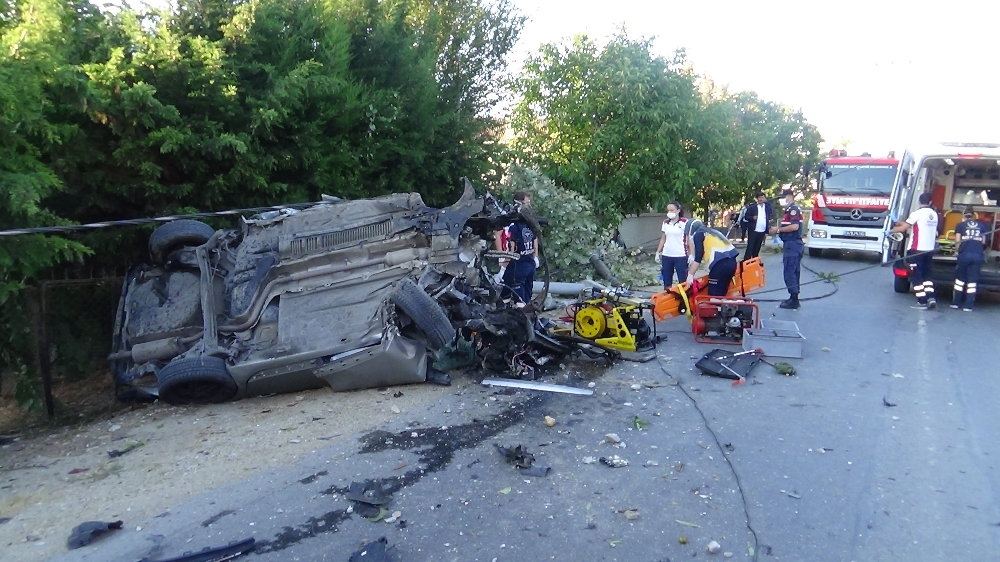 Takla atan aracın motoru fırladı: 4 yaralı