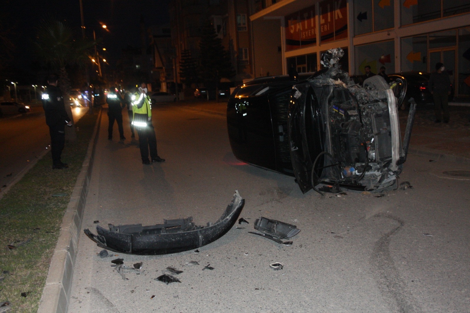 Takla atan araçtan çıkıp koşarak kaçtılar