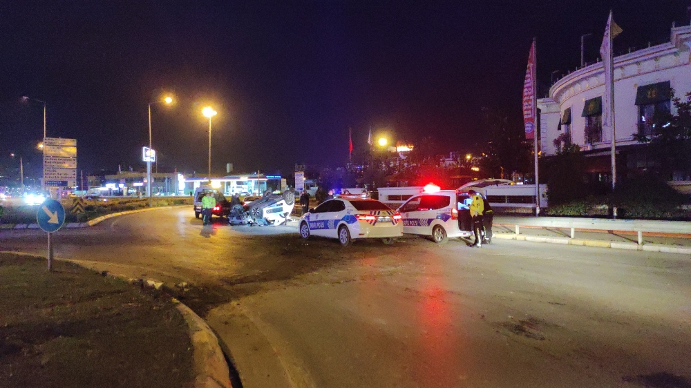 Takla atarak hurdaya dönen araçtan hafif yaralı kurtuldu