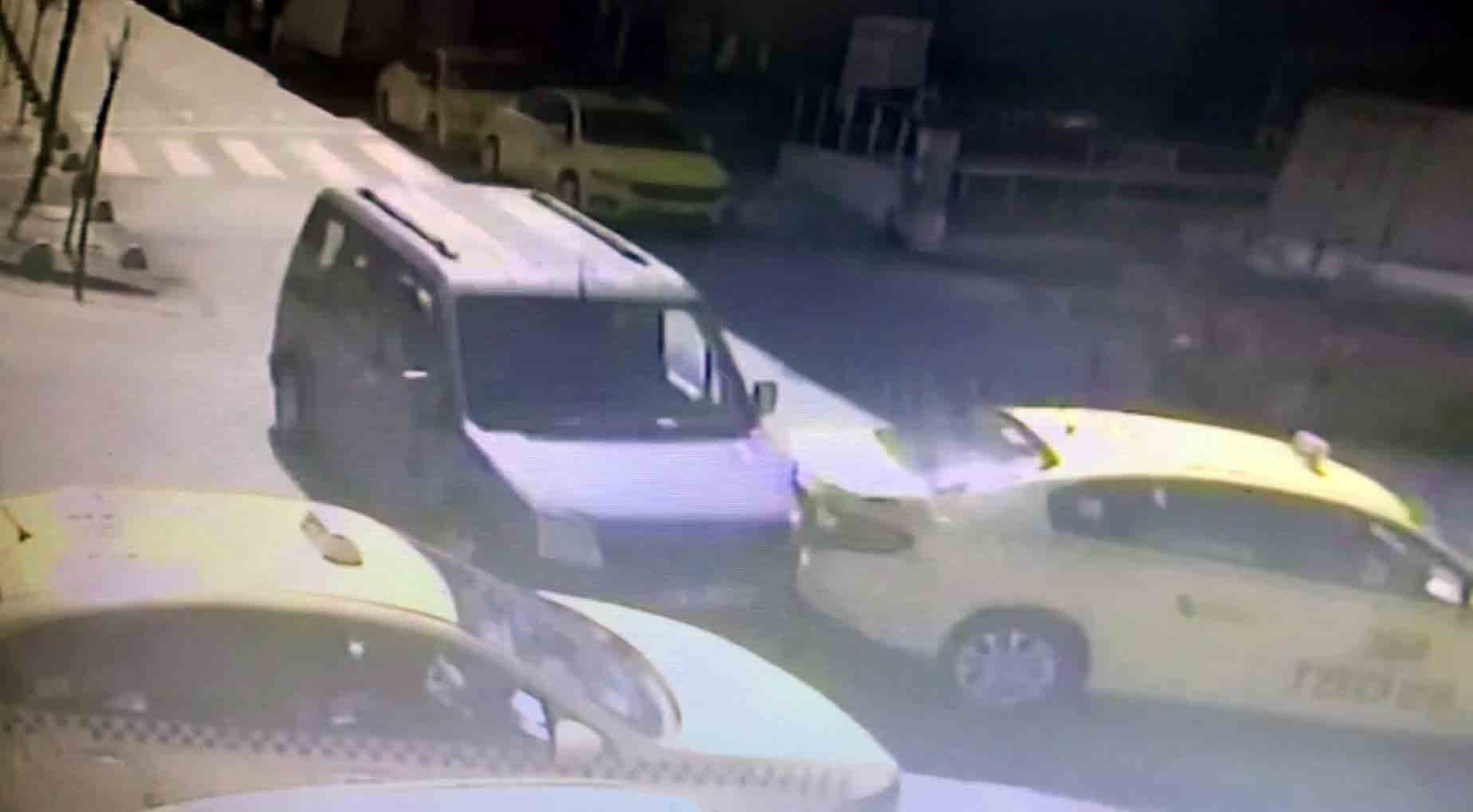 Taksi durağına dalan hafif ticari araç ortalığı birbirine kattı