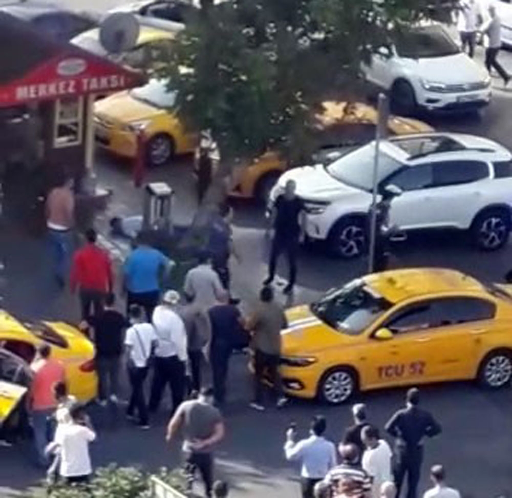 Taksi Durağı’ndaki silahlı çatışma anı amatör kamerada
