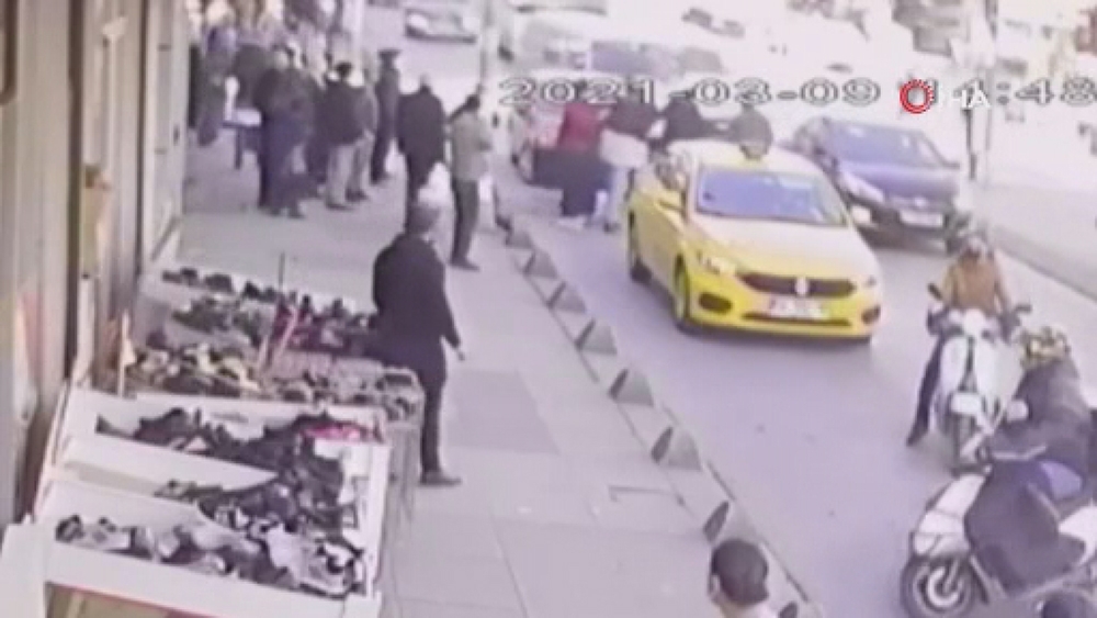 ‘Taksi ilerlemiyor’ deyip hem şoförü hem yanındaki kadını dövdü