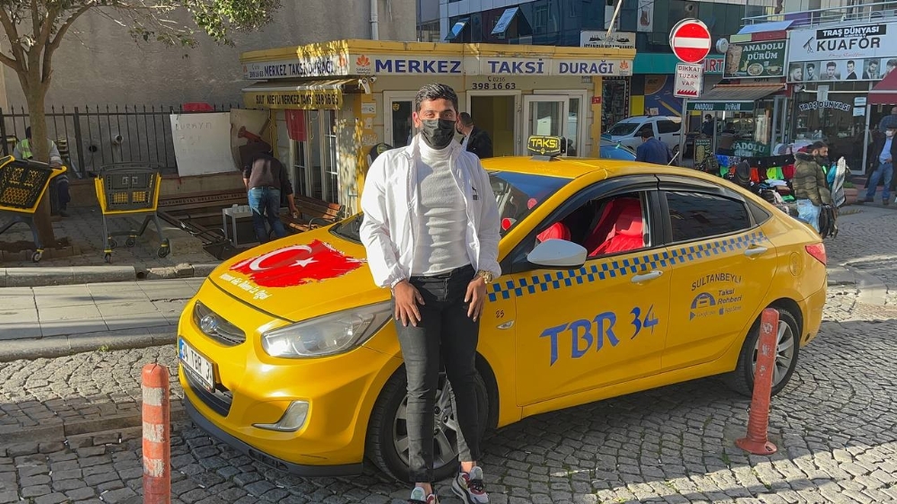 Taksici, bulduğu para dolu cüzdanı sahibine teslim etti