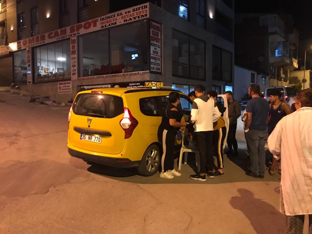 Taksici ile kadın müşteri birbirine girdi, ayıran polis oldu