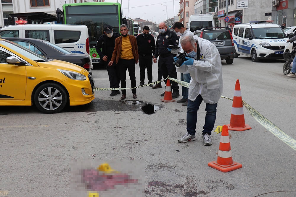 Taksicinin aracını durağa park ettikten sonraki vurulma anı kamerada