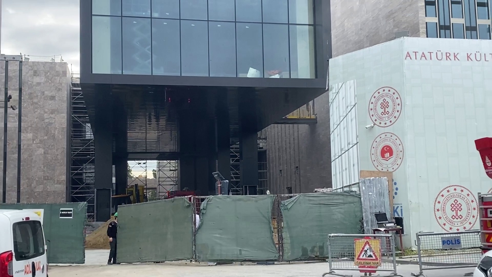 Taksim AKM’de korkutan yangın