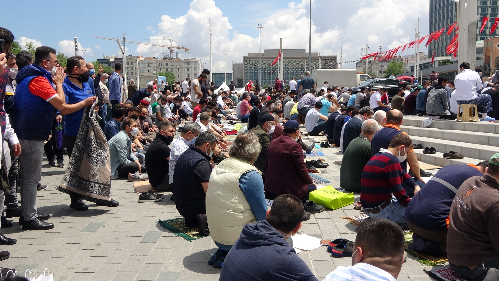 Taksim Camii cuma namazında doldu taştı