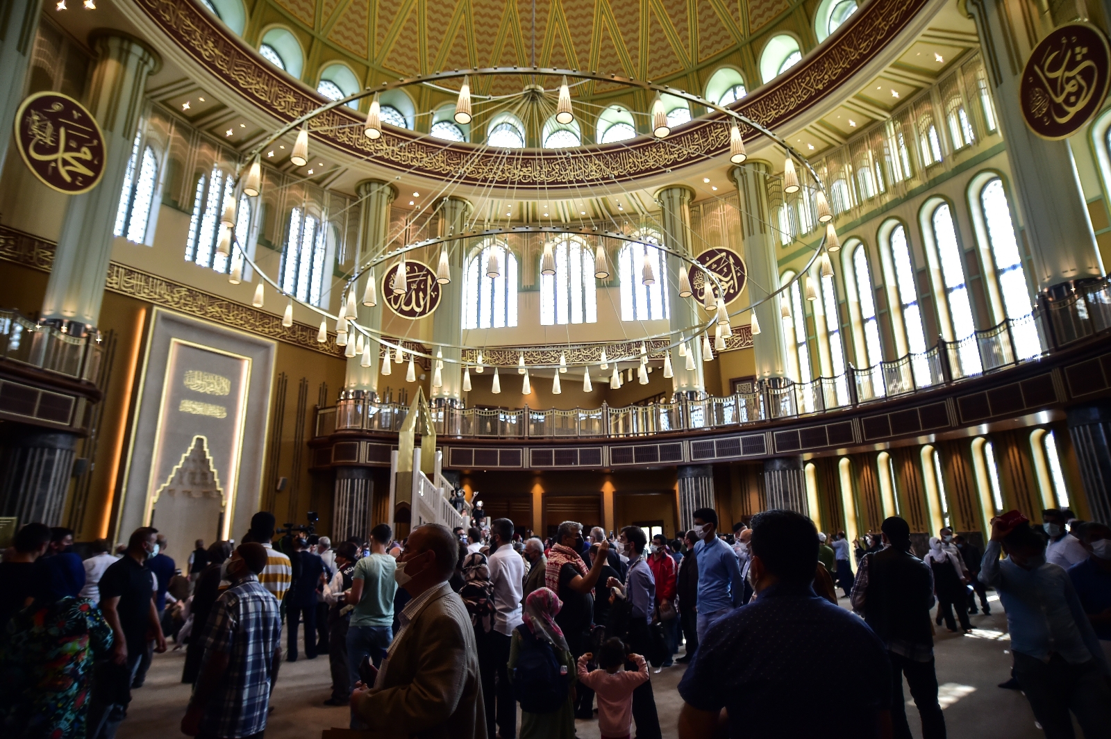 Taksim Camisi’ne yoğun ilgi