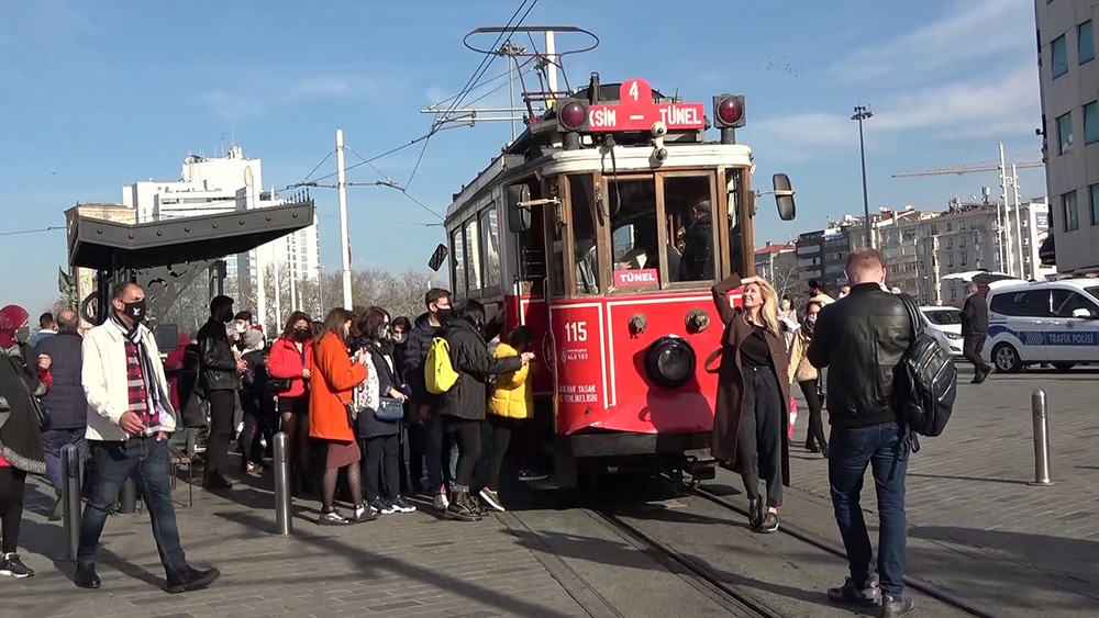 Taksim İstiklal Caddesi’nde 4 günlük sokağa çıkma kısıtlamasının ardından yoğunluk patlaması yaşadı