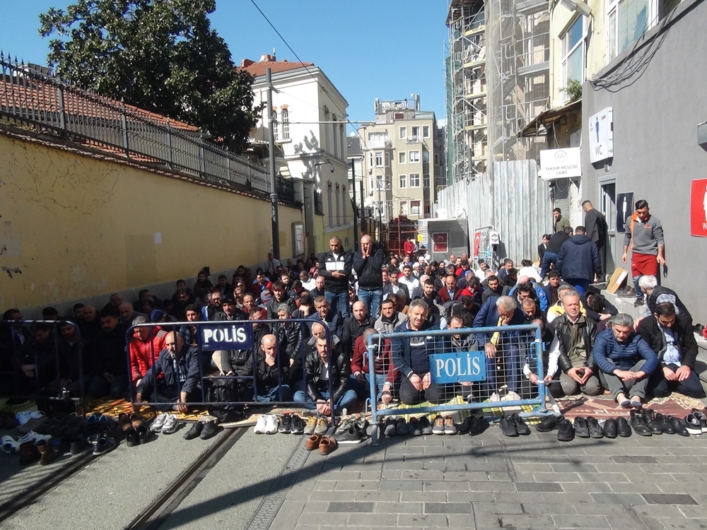 Taksim Mescidi’nde vatandaşlar Cuma namazını dışarıda kıldı
