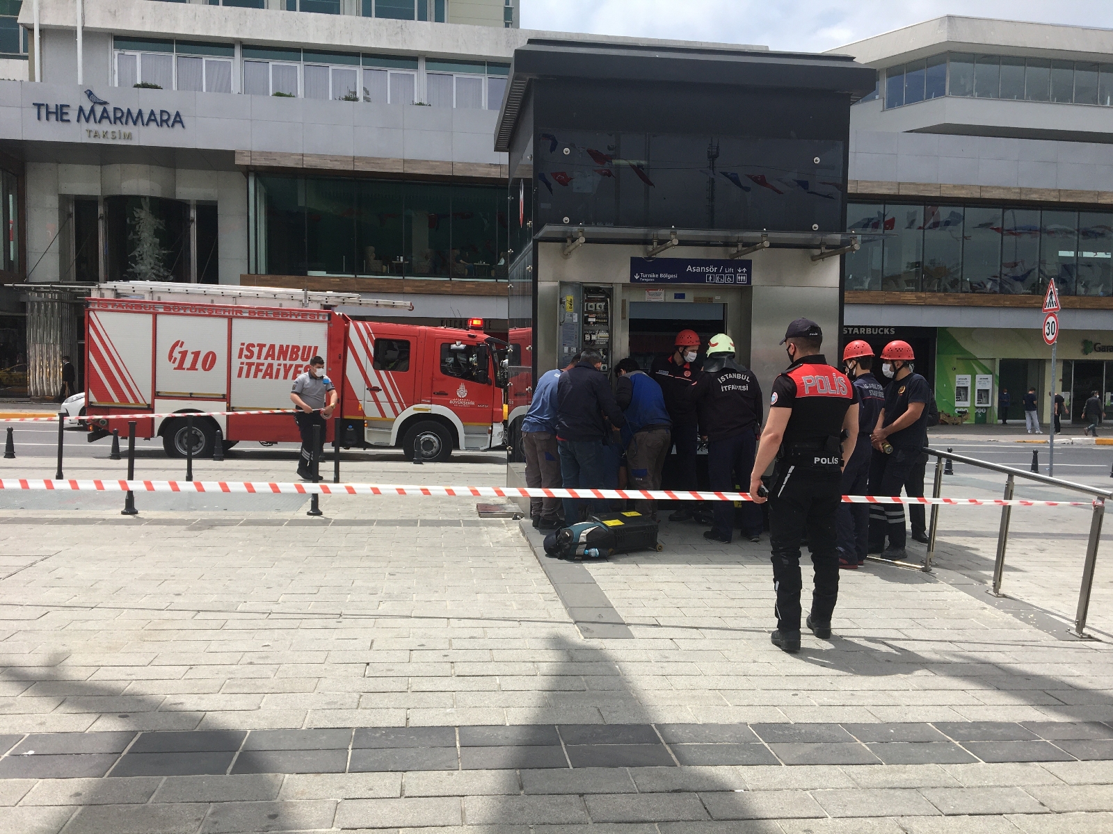 Taksim Metro asansöründe korku dolu anlar
