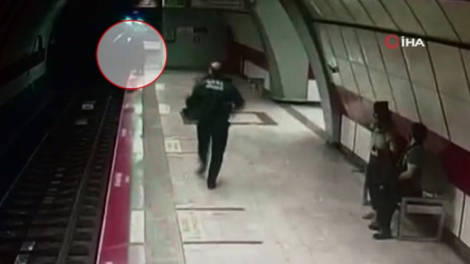 Taksim metrosunda raylara atlayan kadının görüntüleri ortaya çıktı
