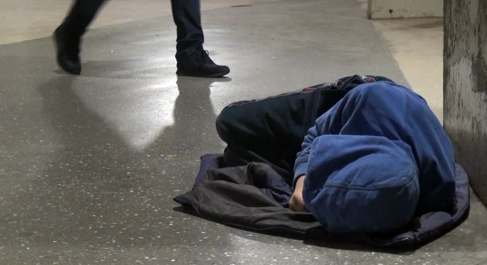 Taksim metrosunda uyuyan çocuk yürekleri sızlattı