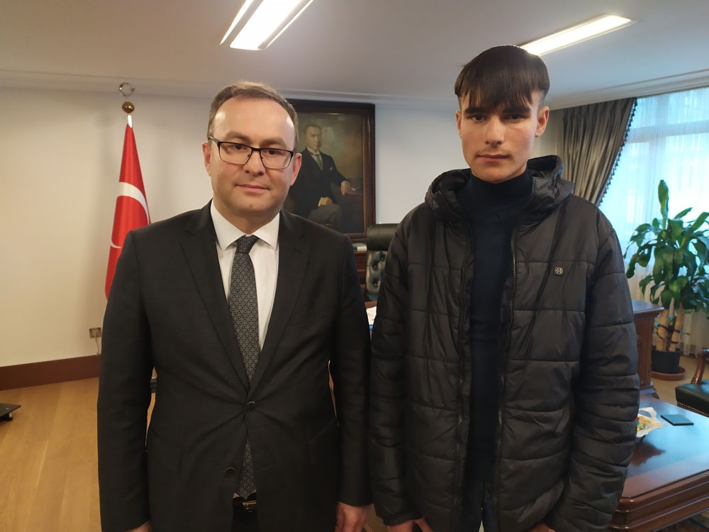 Taksim metrosunda uyuyan Genç’e Vali Yerlikaya sahip çıktı