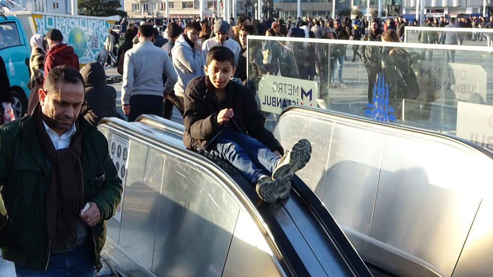 Taksim Metrosunun yürüyen merdivenlerinde tehlikeli oyun