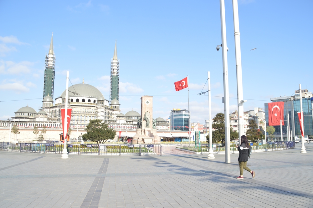 Taksim Meydanı, güvercinlere kaldı