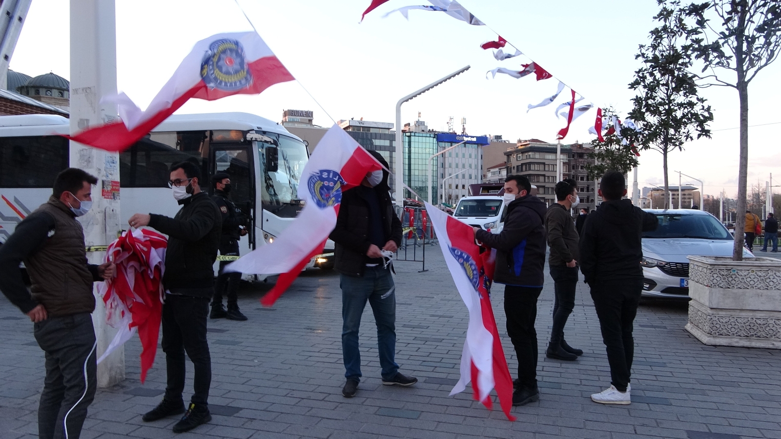 Taksim Meydanı Polis Haftası’nın 176. kuruluş yıldönümü için ay-yıldız ile süslendi
