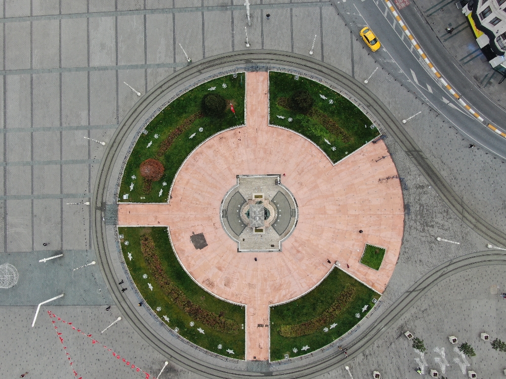 Taksim Meydanı ve İstiklal Caddesi boş kaldı