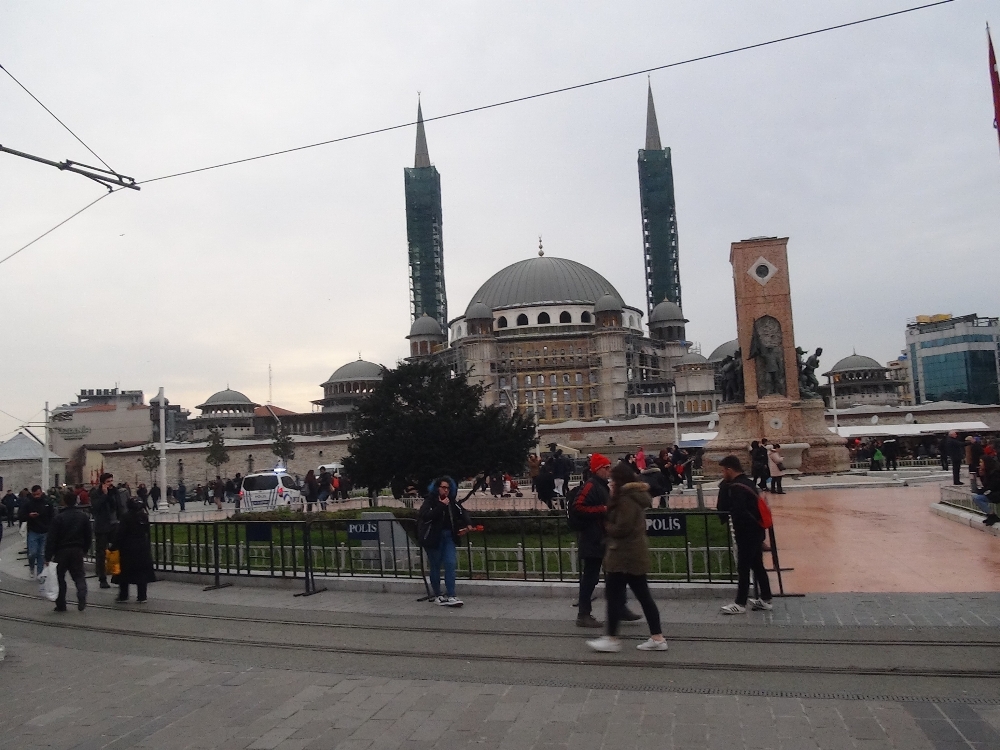 Taksim Meydanı ve İstiklal Caddesi’nde güvenlik uygulaması