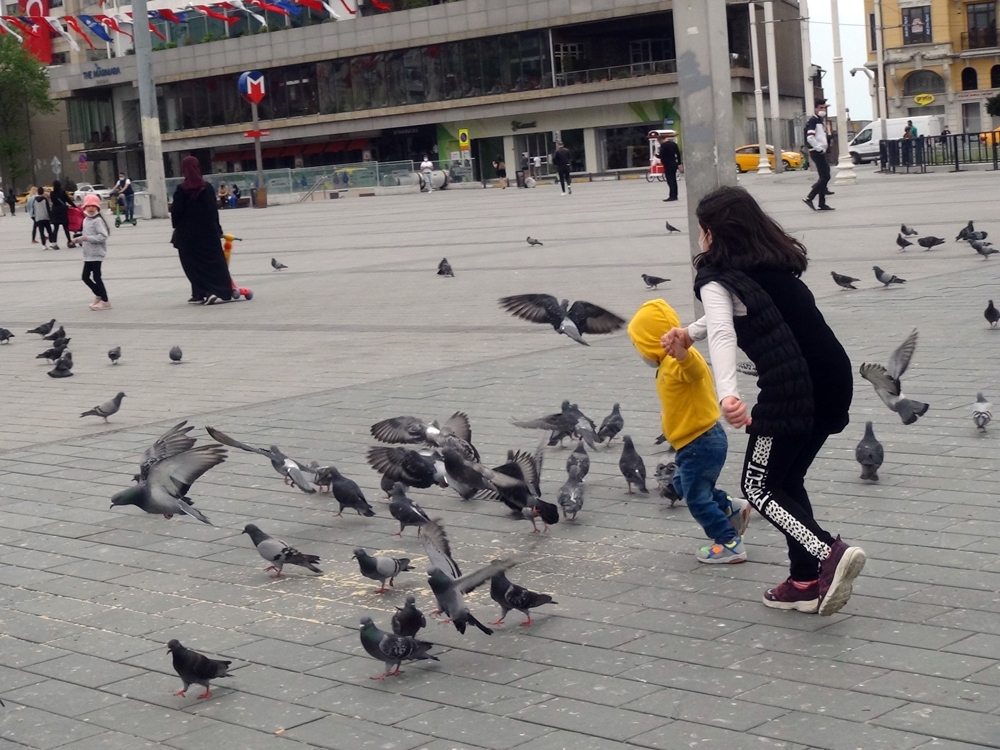 Taksim Meydanı’nda çocuk sesleri