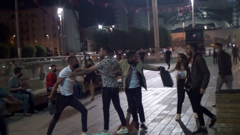 Taksim Meydanı’nda tekme ve tokatlı kavga kamerada