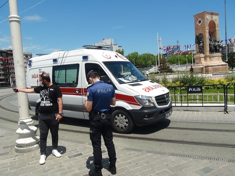 Taksim Meydanında yere yığılan turist, polisi hareketlendirdi