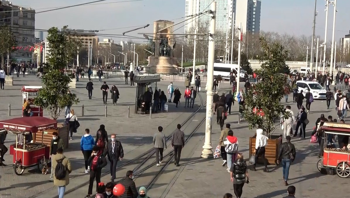 Taksim ve İstiklal Caddesi’nde insan seli