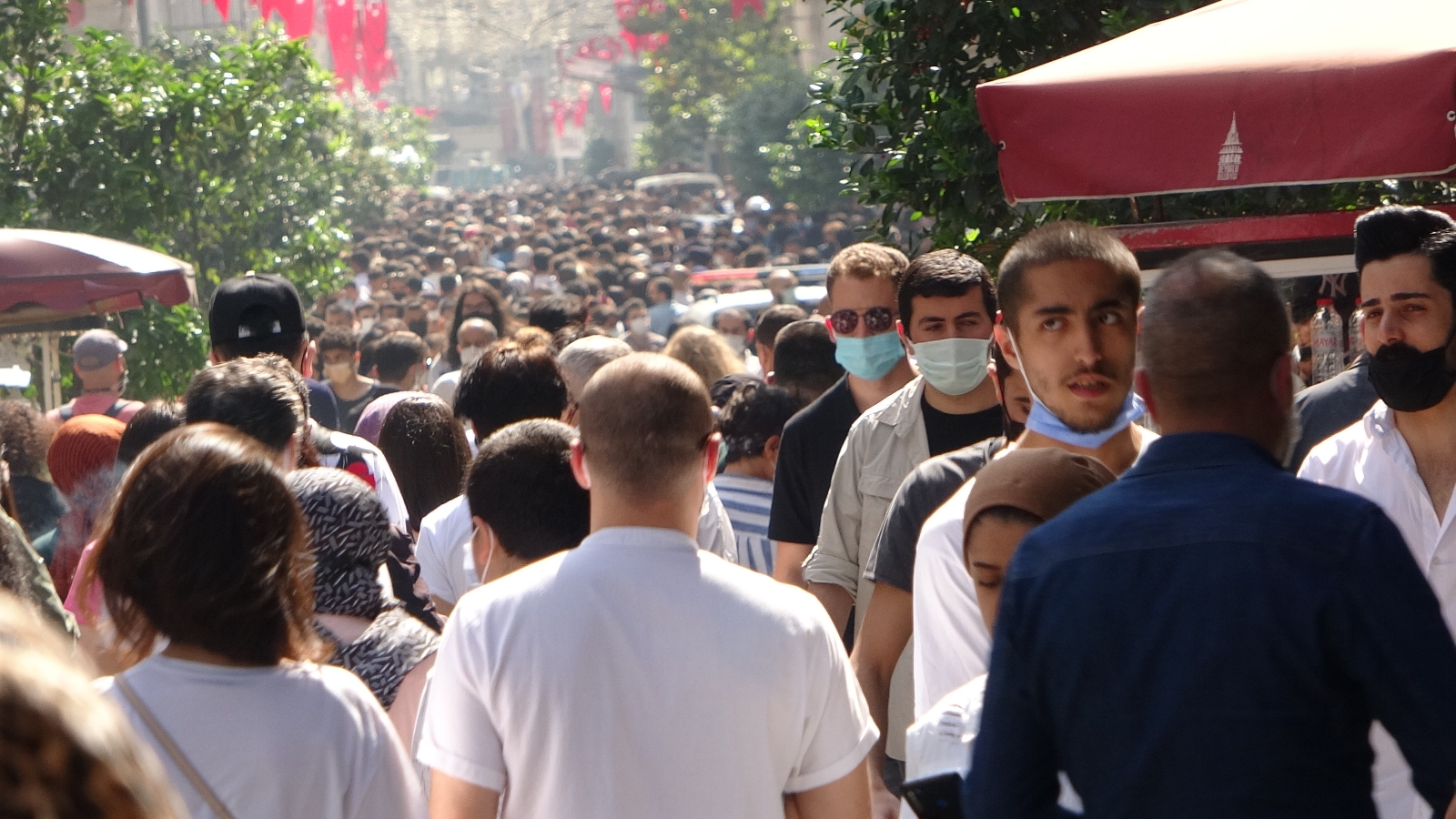 Taksim ve İstiklal Caddesi’nde korkutan yoğunluk