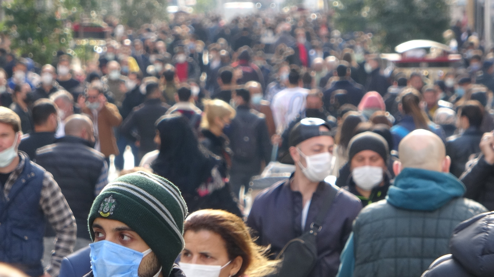 Taksim ve İstiklal’de hafta başı yoğunluğu: Maske takmayanlar gözden kaçmadı