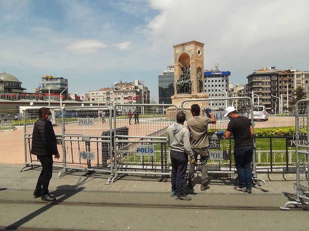 Taksim’de 1 Mayıs öncesi meydana çıkan yollar barikatlarla kapatıldı