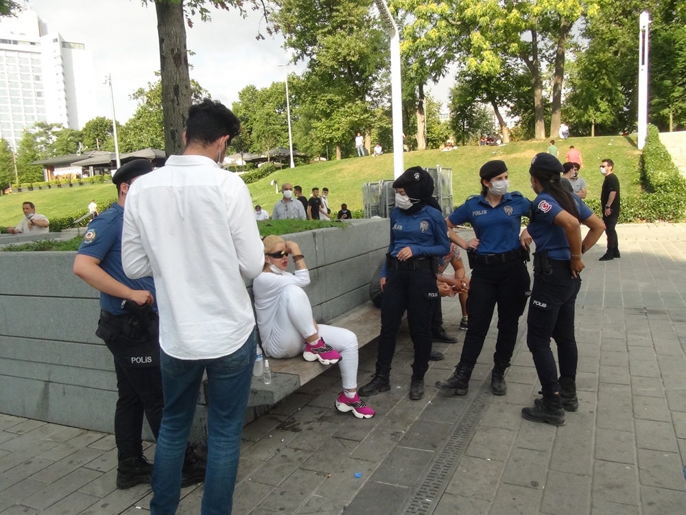 Taksim’de 2 erkek şahıs, bir kadını tekme tokat darp etti