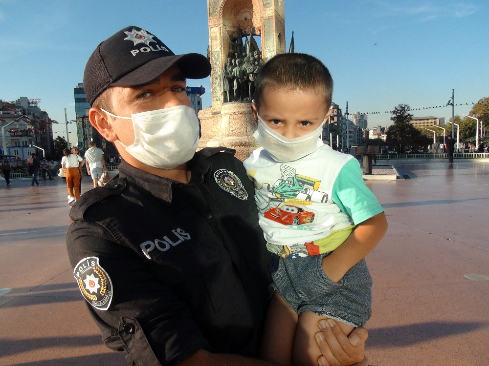 Taksim’de ailesini kaybeden çocuğu polis annesine ulaştırdı
