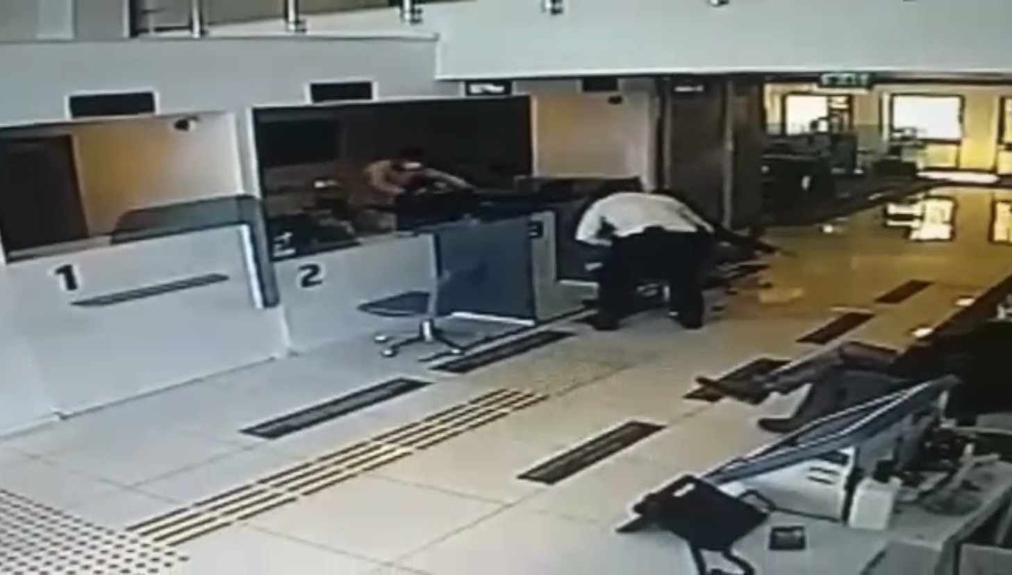 Taksim’de banka şubesine giren bıçaklı saldırganın etkisiz hale getirdiği anlar kamerada