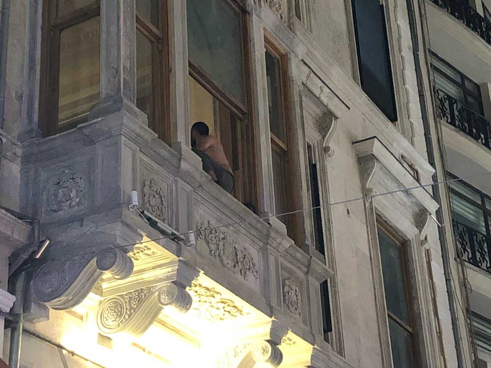 Taksim’de bir pasajın ikinci katına çıkan şahıs elindeki jiletle intihara kalkıştı