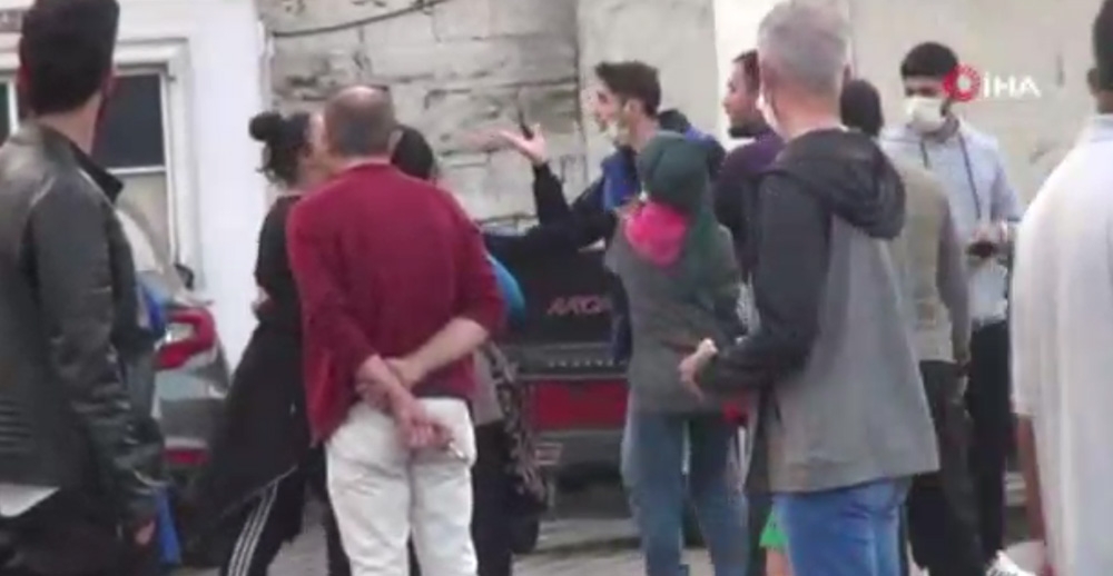 Taksim’de çaycıların kavgası kamerada