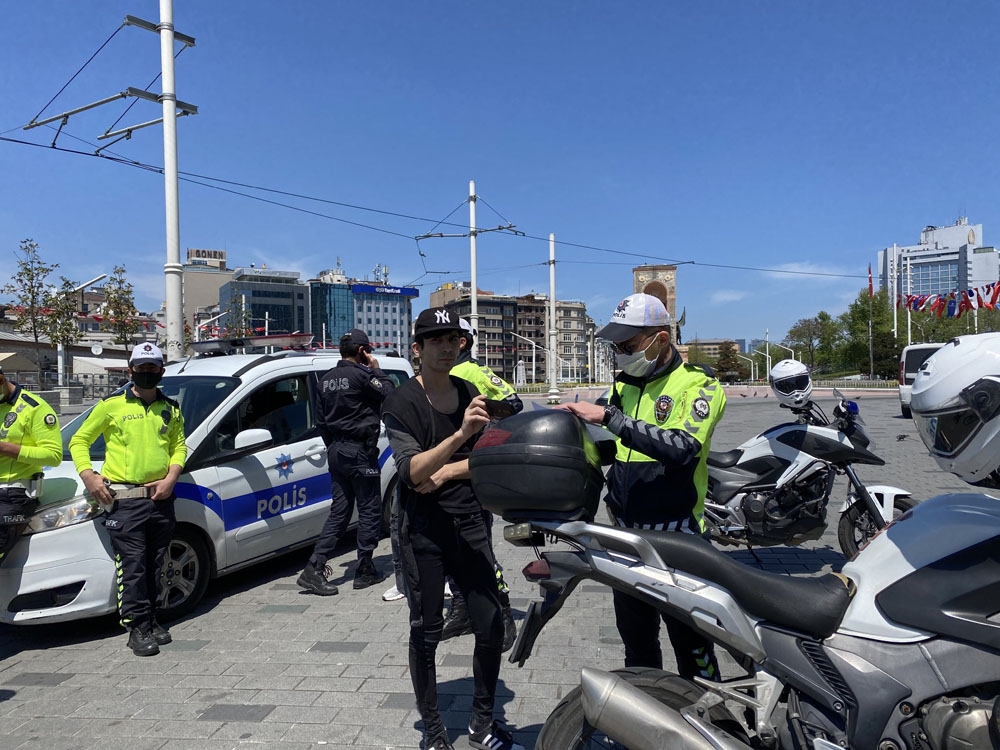Taksim’de ceza kesilen şahıs: ’Bana ceza işlemez’