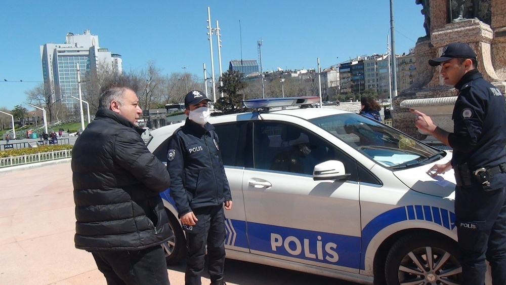 Taksim’de ceza yiyen vatandaştan ilginç sosyal mesafe tepkisi