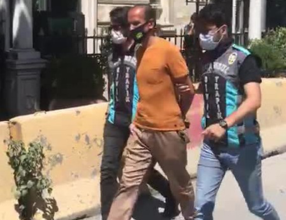 Taksim’de değnekçilik yapan şahıs yakalandı