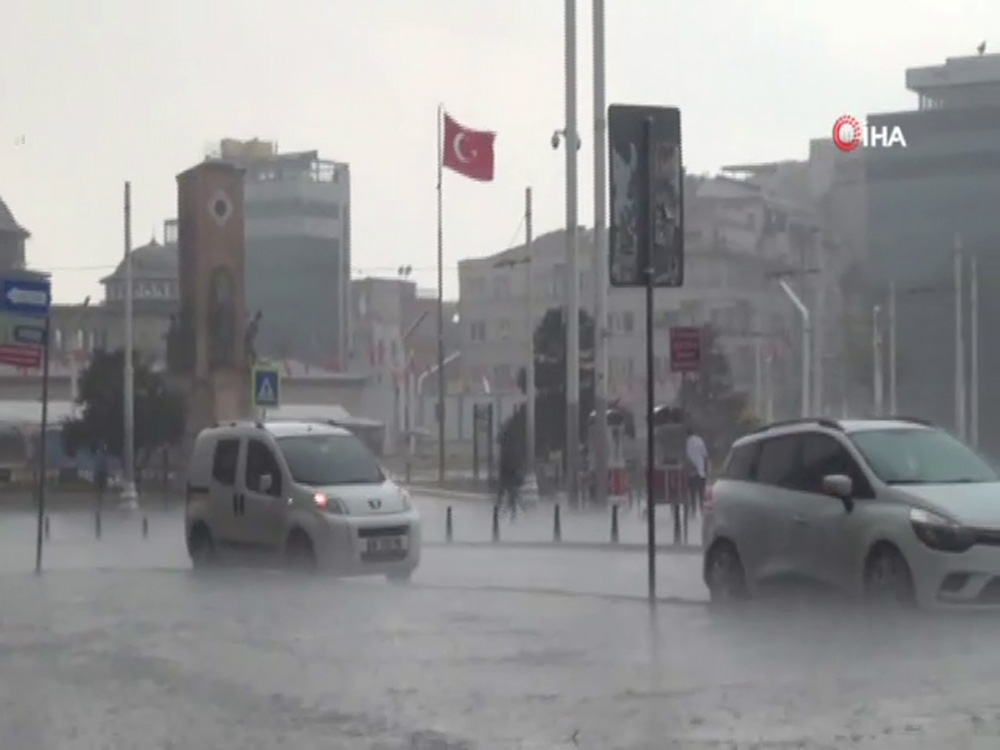 Taksim’de etkili olan yağmur vatandaşlara zor anlar yaşattı