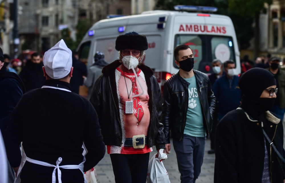Taksim’de garip giyimli turist dikkatleri üzerine çekti