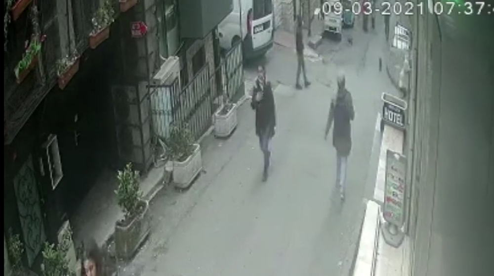 Taksim’de genç kadının yaşadığı kapkaç dehşeti kamerada