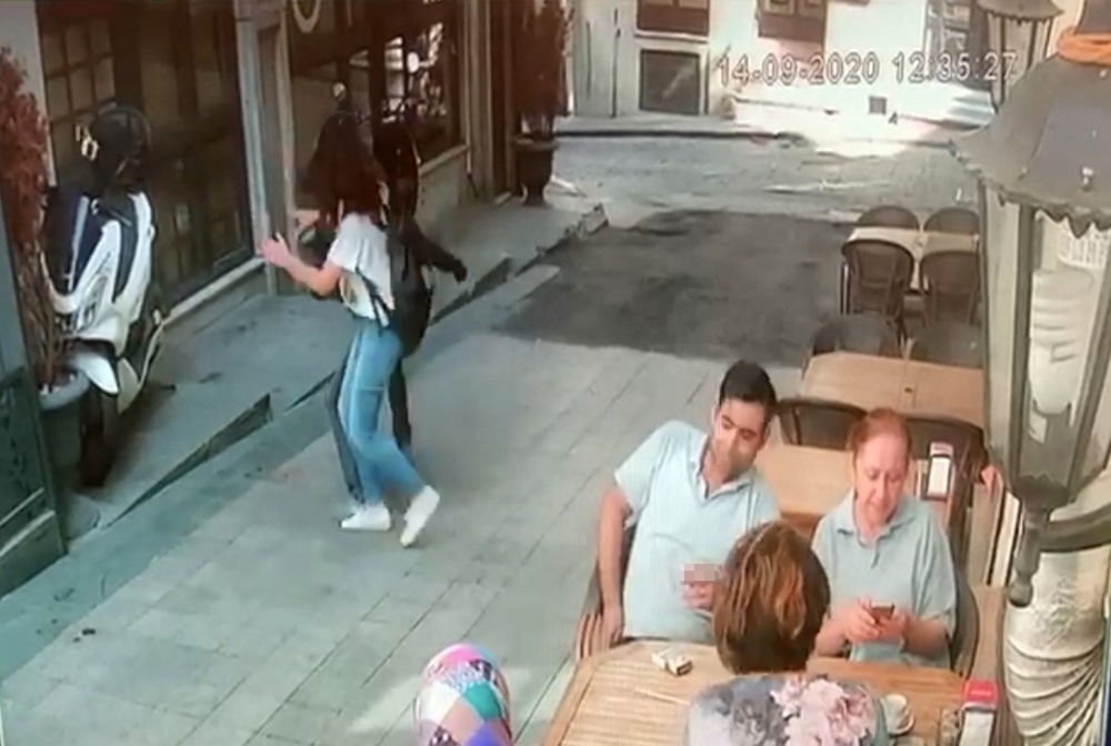Taksim’de genç kızın dehşeti yaşadığı kapkaç kamerada