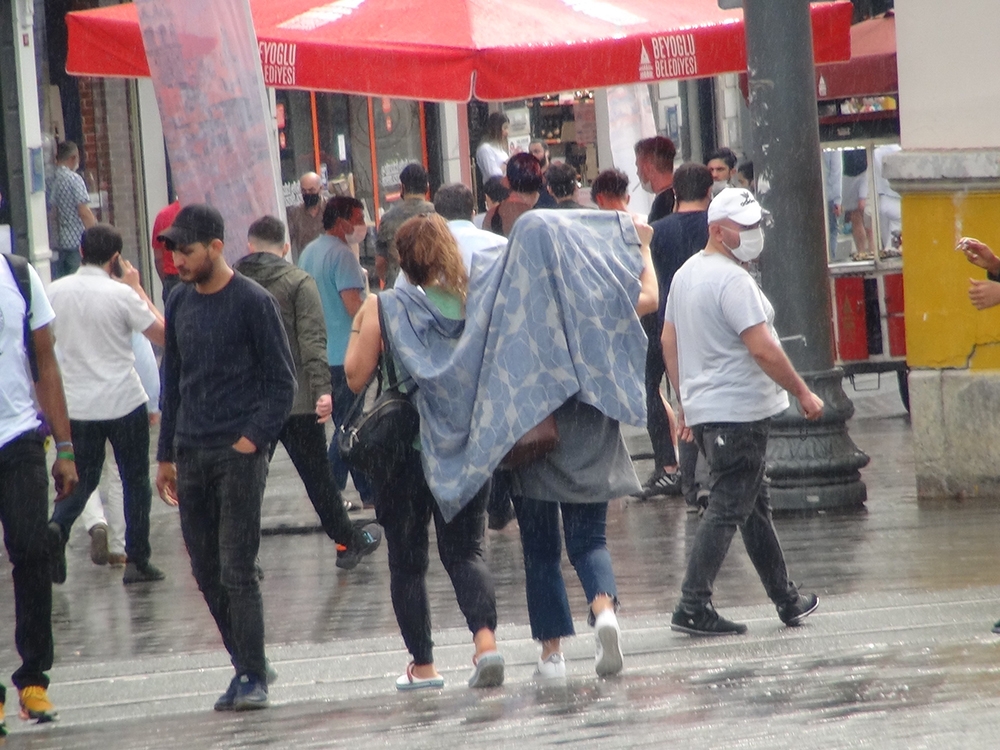 Taksim’de güneş ve yağmur bir arada