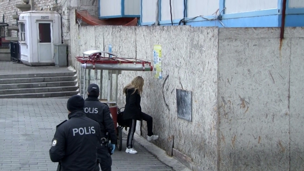 Taksim’de hastaneden kaçan korona virüs şüphelisi genç kız, polisi alarma geçirdi