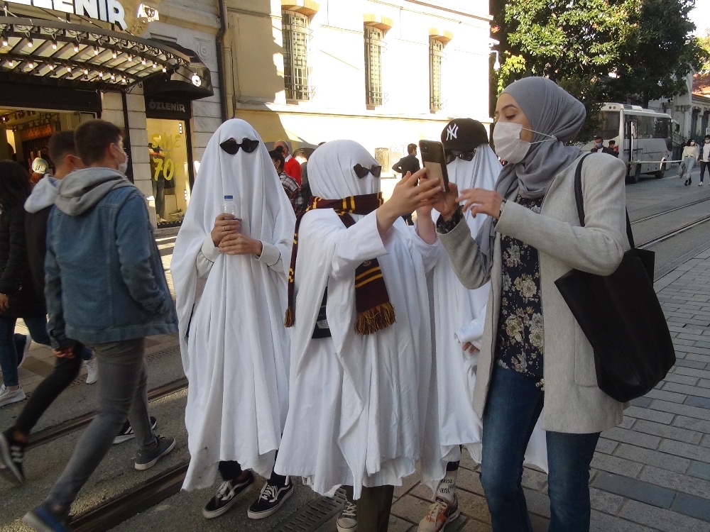Taksim’de hayaletlere yoğun ilgi