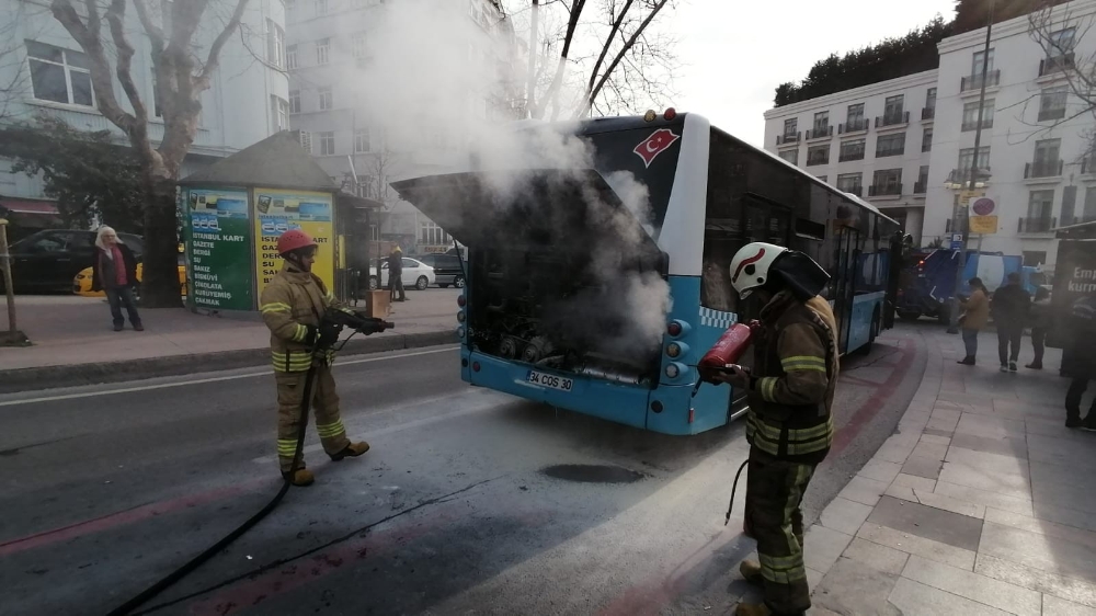 Taksim’de İETT otobüsünden korkutan yangın