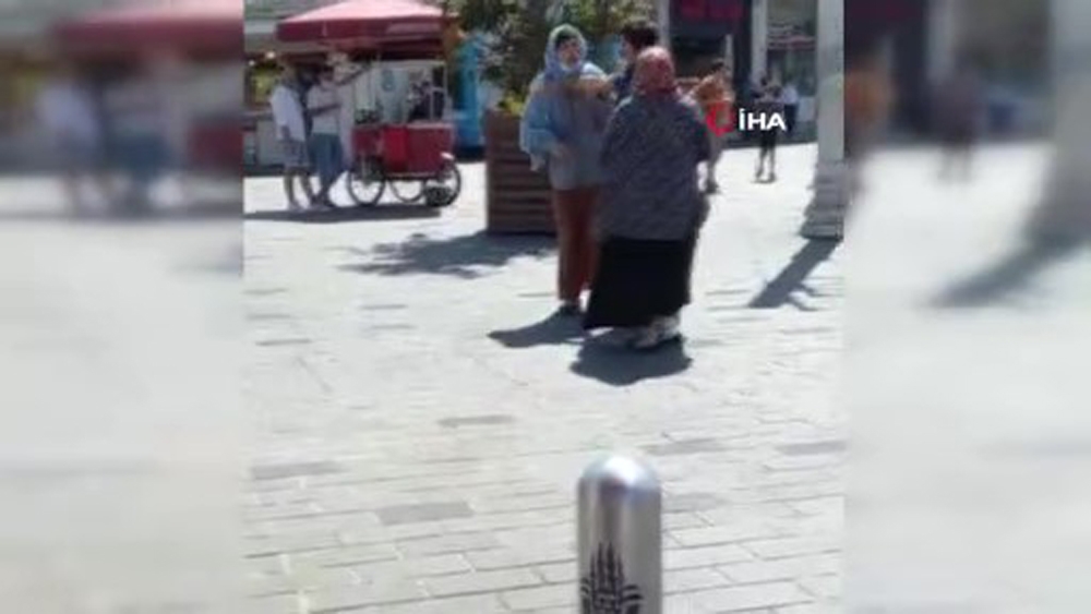 Taksim’de iki dilenci kadın birbirine girdi